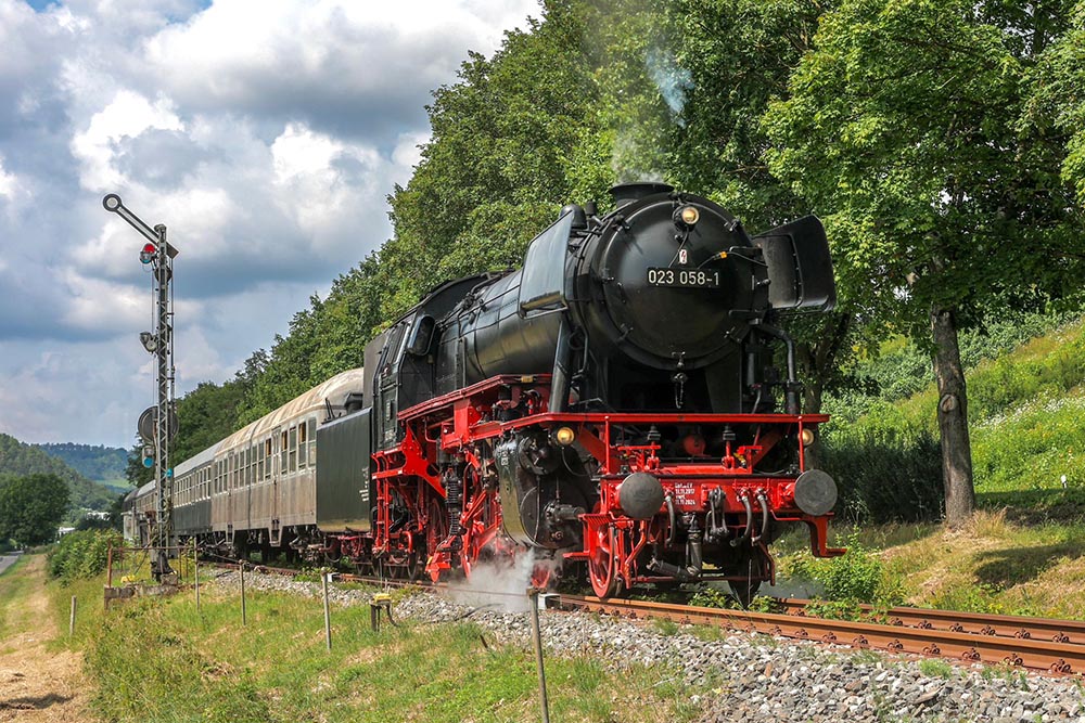 23 058 mit dem Bundsbahn Eilzug bei Markelsheim Foto Steffen Schott 1000